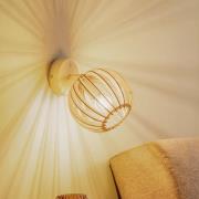 Wandlamp Paz wit met houten lamellen en bolvormige kap